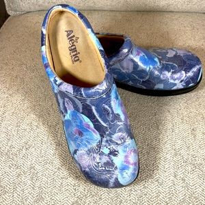 Alegria blue floral clogs super comfy and cute